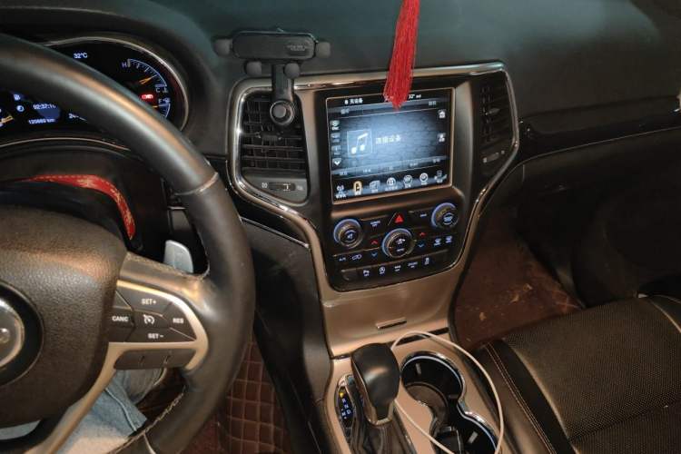 Used Jeep Grand Cherokee 2016 3.6L 75th Anniversary Tribute Edition Audio And AC Panel