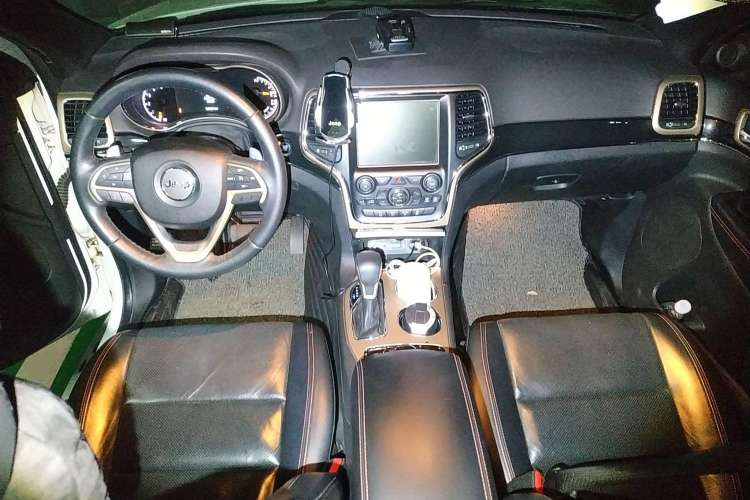 Used Jeep Grand Cherokee 2016 3.0TD Diesel 75th Anniversary Tribute Edition Center Console
