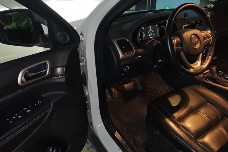 Used Jeep Grand Cherokee 2016 3.0L Comfort Navigation Edition Driver Seat