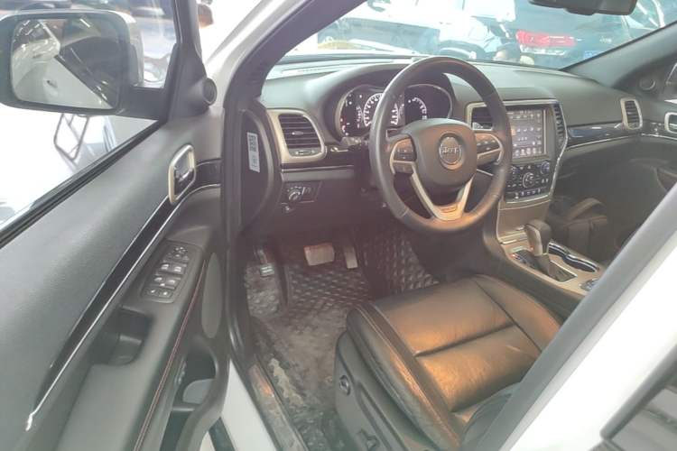 Used Jeep Grand Cherokee 2016 3.6L 75th Anniversary Tribute Edition Driver Seat