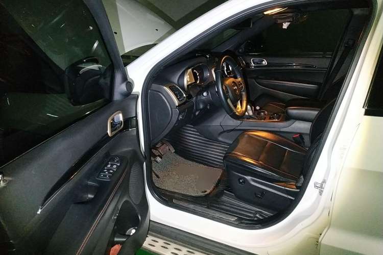 Used Jeep Grand Cherokee 2016 3.0TD Diesel 75th Anniversary Tribute Edition Driver Seat
