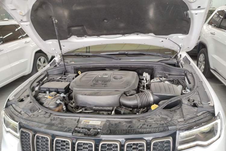 Used Jeep Grand Cherokee 2016 3.6L 75th Anniversary Tribute Edition Engine Bay