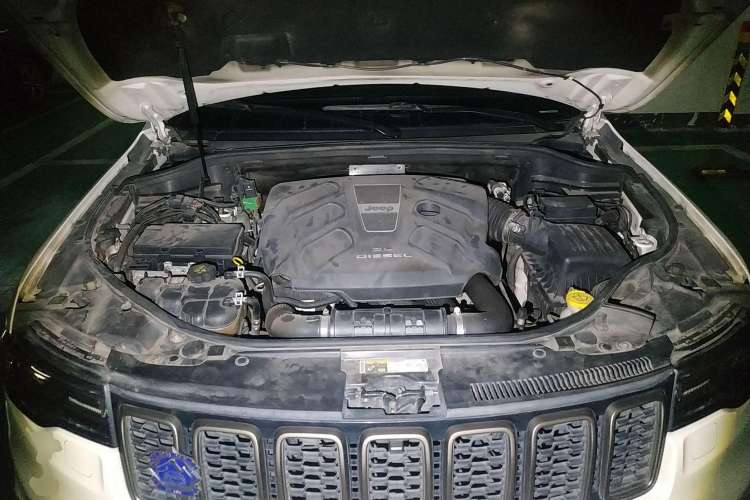 Used Jeep Grand Cherokee 2016 3.0TD Diesel 75th Anniversary Tribute Edition Engine Bay
