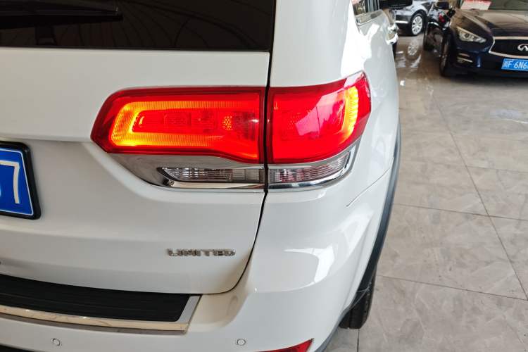 Used Jeep Grand Cherokee 2016 3.0L Comfort Navigation Edition Exterior 3
