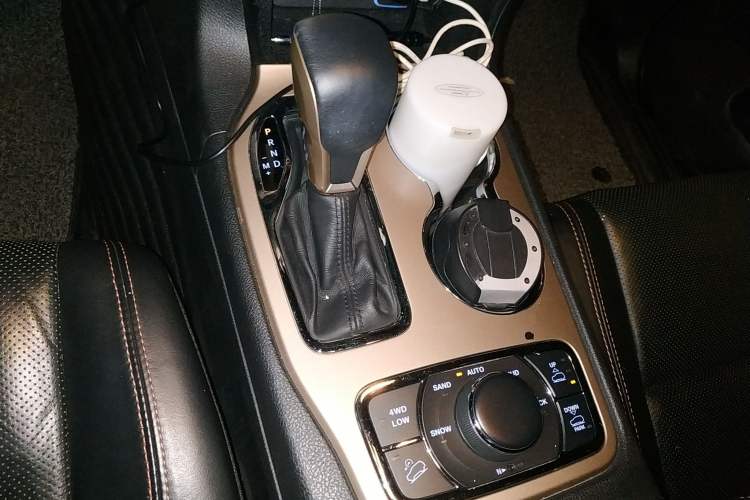 Used Jeep Grand Cherokee 2016 3.0TD Diesel 75th Anniversary Tribute Edition Gear Lever
