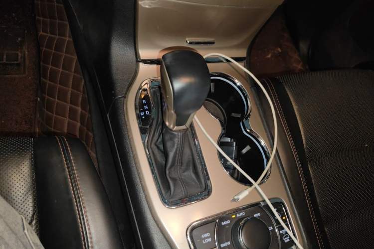 Used Jeep Grand Cherokee 2016 3.6L 75th Anniversary Tribute Edition Gear Lever