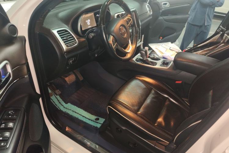 Used Jeep Grand Cherokee 2016 3.6L Luxury Navigation Edition Left Front Seat