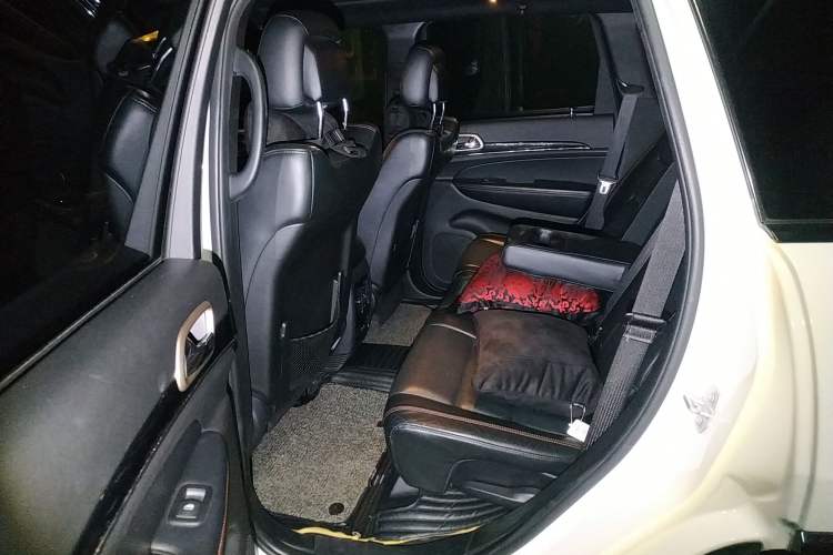 Used Jeep Grand Cherokee 2016 3.0TD Diesel 75th Anniversary Tribute Edition Left Rear Seat