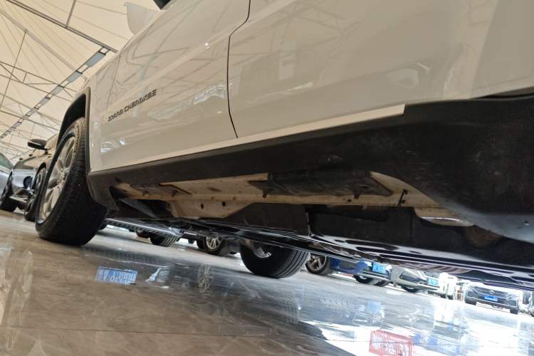Used Jeep Grand Cherokee 2016 3.0L Comfort Navigation Edition Left Side Sill