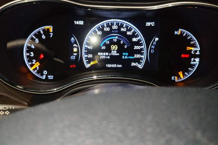 Used Jeep Grand Cherokee 2016 3.6L Luxury Navigation Edition Odometer Close Up