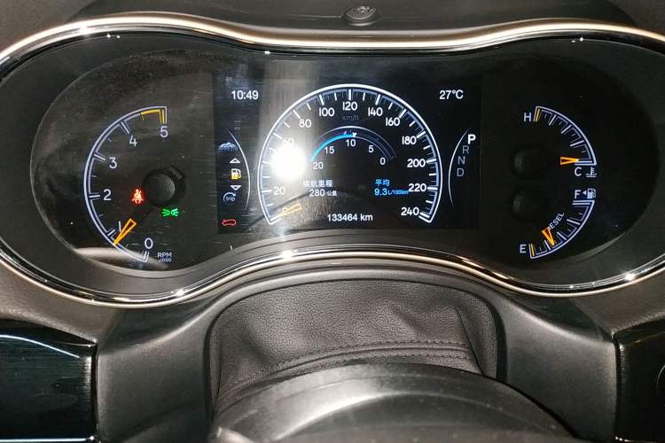 Used Jeep Grand Cherokee 2016 3.0TD Diesel 75th Anniversary Tribute Edition Odometer Close Up