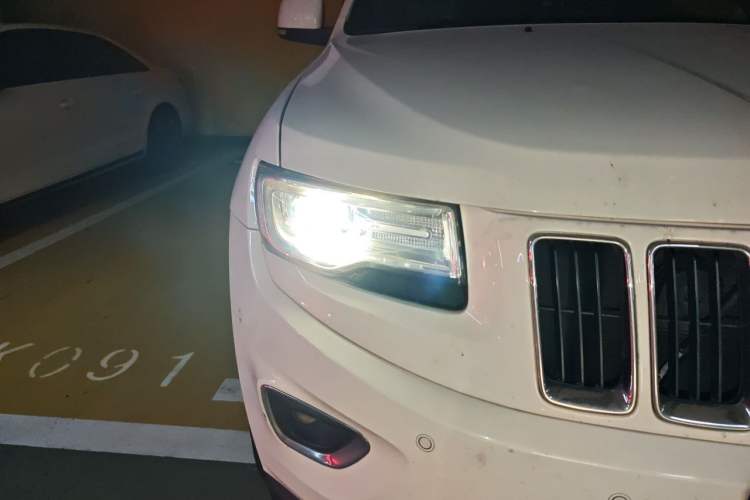 Used Jeep Grand Cherokee 2016 3.0L Comfort Navigation Edition Right Front Headlight