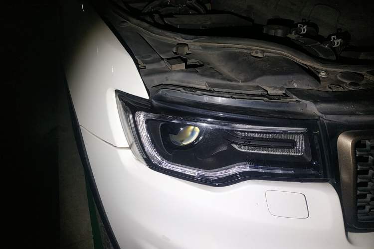 Used Jeep Grand Cherokee 2016 3.0TD Diesel 75th Anniversary Tribute Edition Right Front Headlight