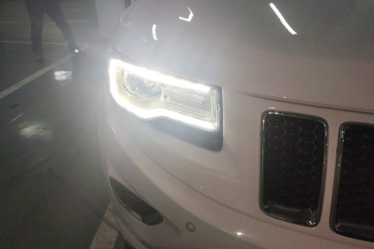 Used Jeep Grand Cherokee 2016 3.6L Luxury Navigation Edition Right Front Headlight