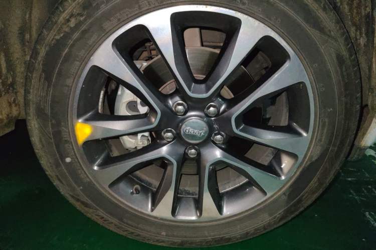 Used Jeep Grand Cherokee 2016 3.6L Luxury Navigation Edition Right Front Wheel Hub