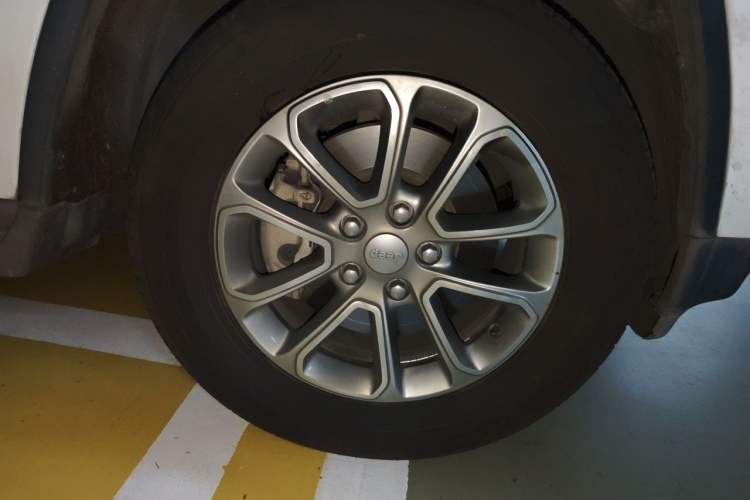 Used Jeep Grand Cherokee 2016 3.0L Comfort Navigation Edition Right Front Wheel Hub
