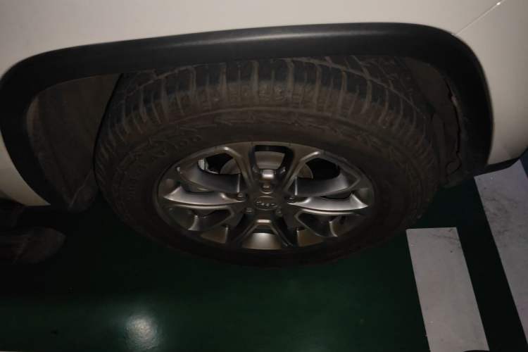Used Jeep Grand Cherokee 2016 3.0L Comfort Navigation Edition Right Front Wheel Hub