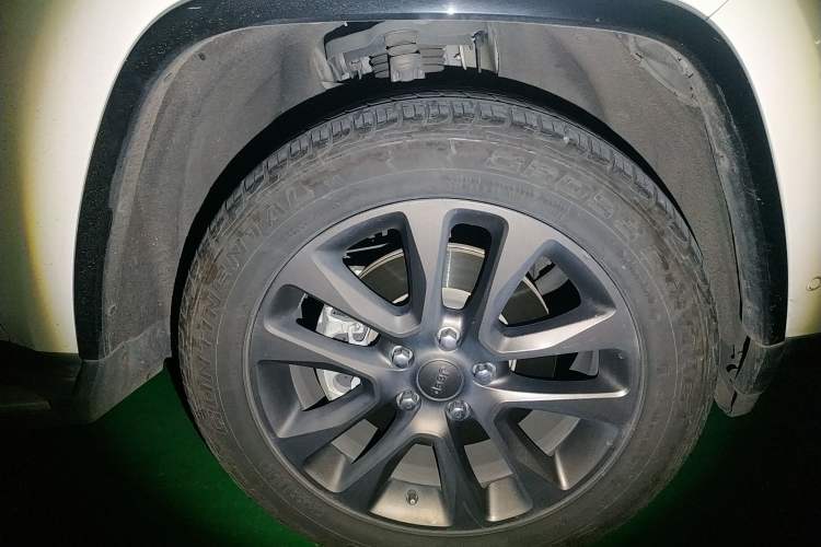 Used Jeep Grand Cherokee 2016 3.0TD Diesel 75th Anniversary Tribute Edition Right Front Wheel Hub