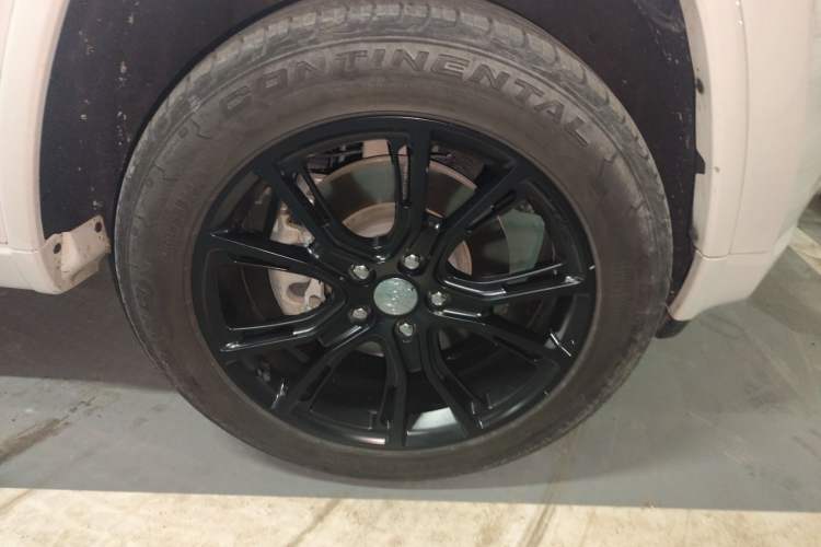 Used Jeep Grand Cherokee 2016 3.6L Luxury Navigation Edition Right Front Wheel Hub