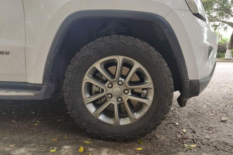 Used Jeep Grand Cherokee 2016 3.0L Elite Navigation Edition Right Front Wheel Hub