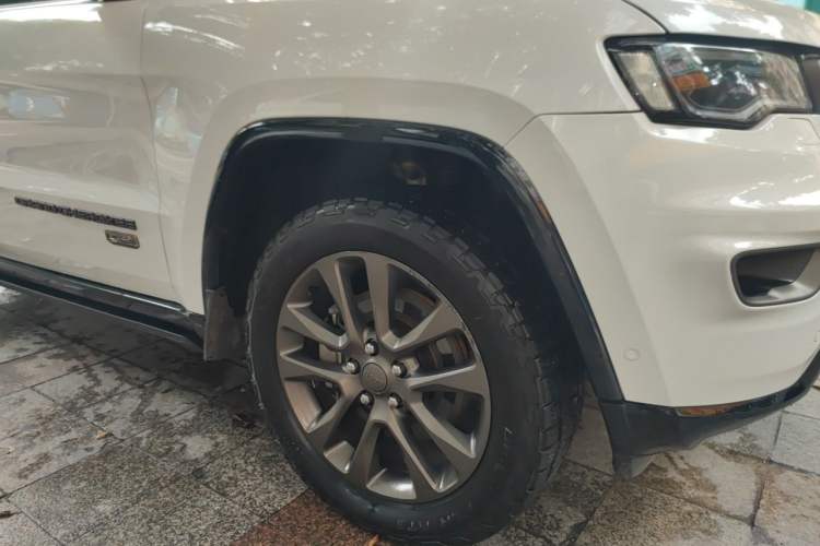 Used Jeep Grand Cherokee 2016 3.6L 75th Anniversary Tribute Edition Right Front Wheel Hub