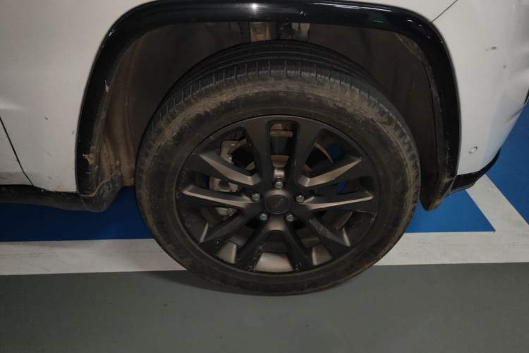 Used Jeep Grand Cherokee 2016 3.6L 75th Anniversary Tribute Edition Right Front Wheel Hub