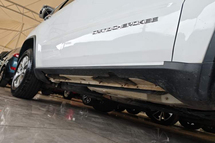 Used Jeep Grand Cherokee 2016 3.0L Comfort Navigation Edition Right Side Sill