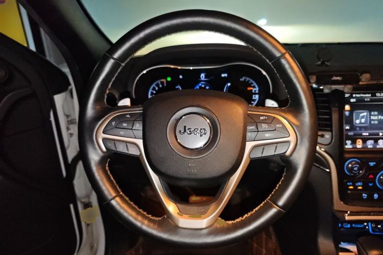 Used Jeep Grand Cherokee 2016 3.0L Comfort Navigation Edition Steering Wheel
