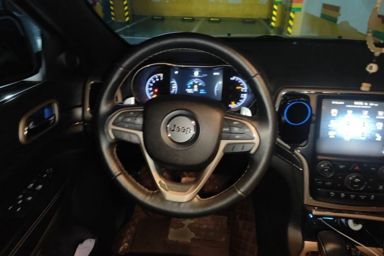Used Jeep Grand Cherokee 2016 3.0L Comfort Navigation Edition Steering Wheel