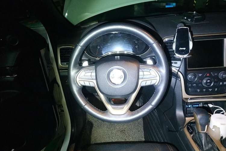 Used Jeep Grand Cherokee 2016 3.0TD Diesel 75th Anniversary Tribute Edition Steering Wheel