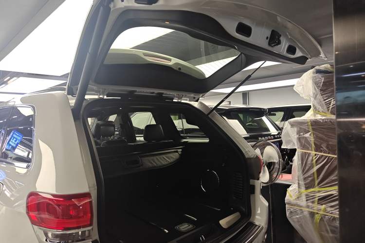 Used Jeep Grand Cherokee 2016 3.0L Elite Navigation Edition Trunk