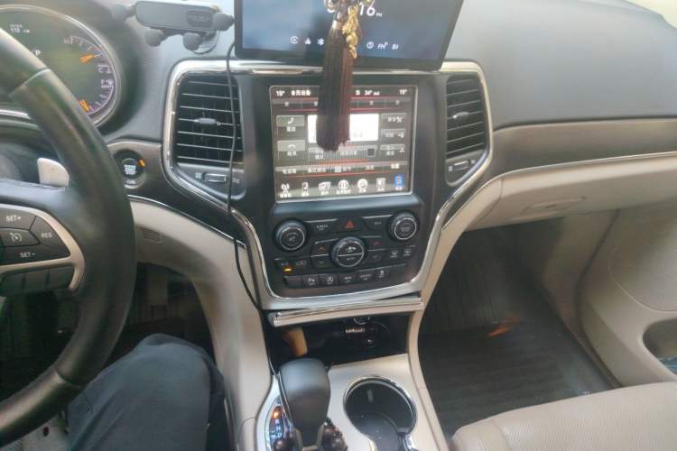 Used Jeep Grand Cherokee 2017 3.6L Luxury Navigation Edition Audio And AC Panel