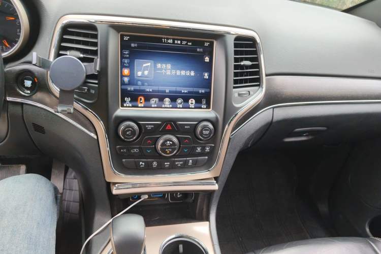 Used Jeep Grand Cherokee 2017 3.0L Comfort Navigation Edition Audio And AC Panel