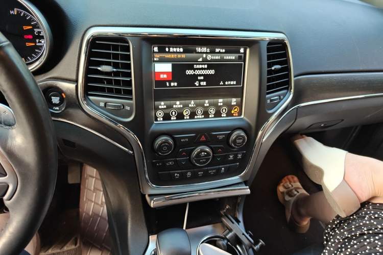 Used Jeep Grand Cherokee 2017 3.0L Comfort Navigation Edition Audio And AC Panel
