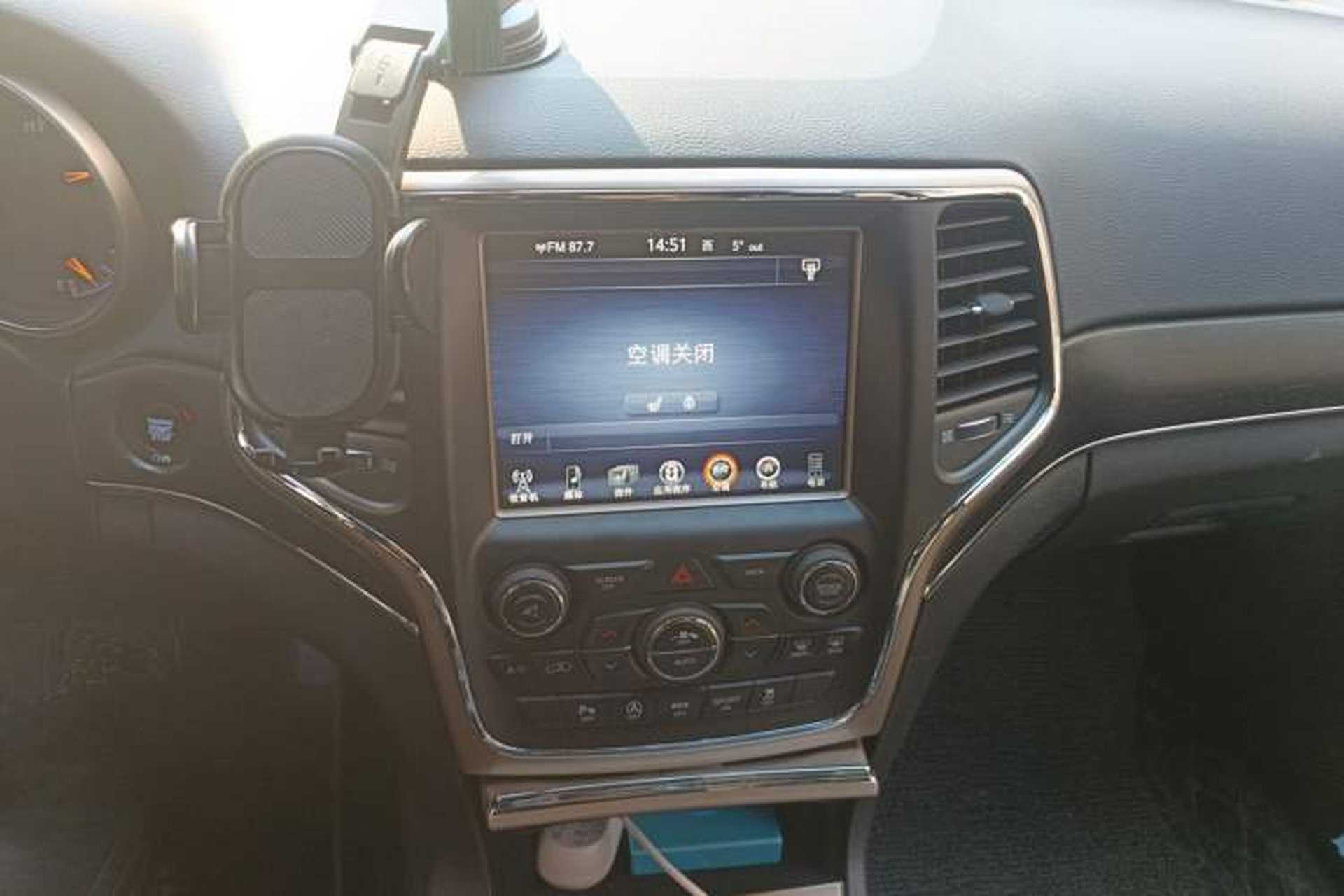 Used Jeep Grand Cherokee 2017 3.0L Comfort Navigation Edition Audio And AC Panel