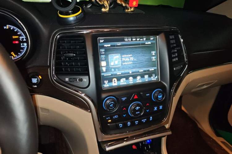 Used Jeep Grand Cherokee 2017 3.6L Elite Navigation Edition Audio And AC Panel