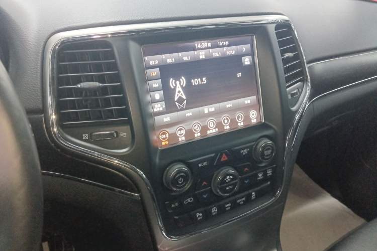 Used Jeep Grand Cherokee 2017 3.0L Comfort Navigation Edition Audio And AC Panel