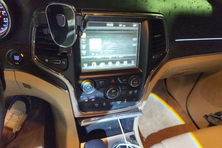 Used Jeep Grand Cherokee 2017 3.6L Elite Navigation Edition Audio And AC Panel