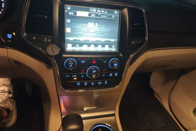 Used Jeep Grand Cherokee 2017 3.0L Comfort Navigation Edition Audio And AC Panel