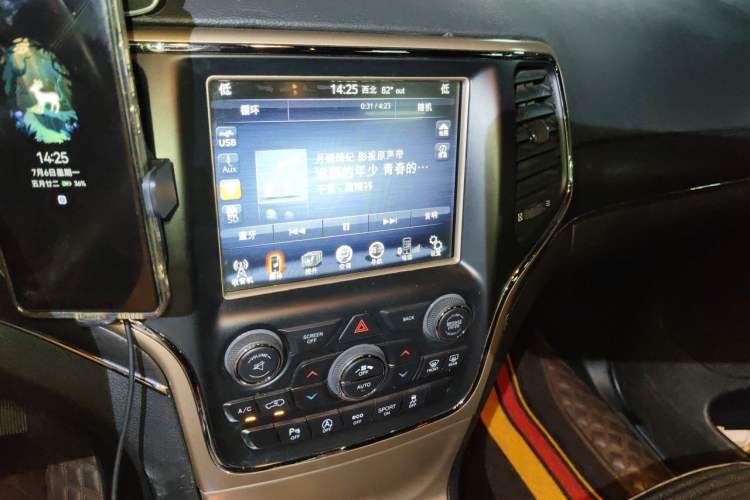 Used Jeep Grand Cherokee 2017 3.6L Elite Navigation Edition Audio And AC Panel