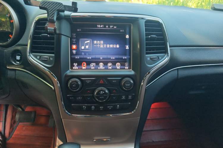 Used Jeep Grand Cherokee 2017 3.6L Elite Navigation Edition Audio And AC Panel