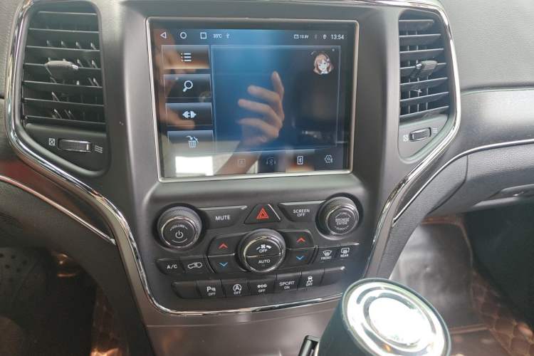 Used Jeep Grand Cherokee 2017 3.0L Comfort Navigation Edition Audio And AC Panel