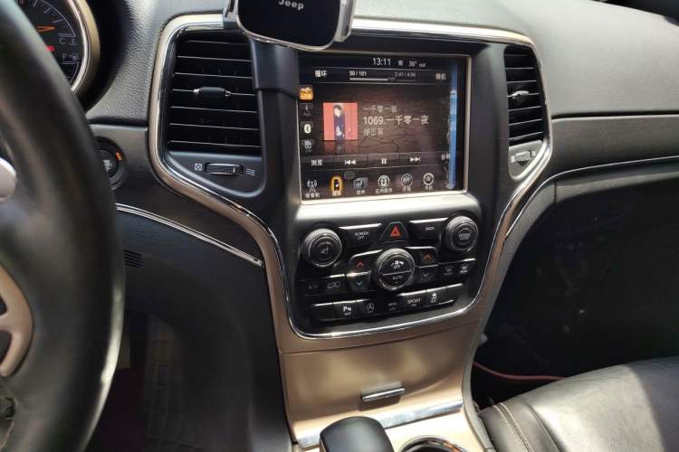Used Jeep Grand Cherokee 2017 3.6L Elite Navigation Edition Audio And AC Panel