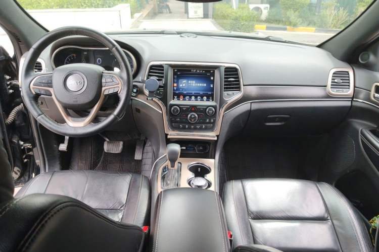 Used Jeep Grand Cherokee 2017 3.0L Comfort Navigation Edition Center Console