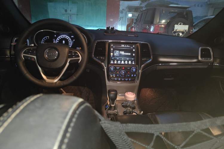 Used Jeep Grand Cherokee 2017 3.0L Comfort Navigation Edition Center Console