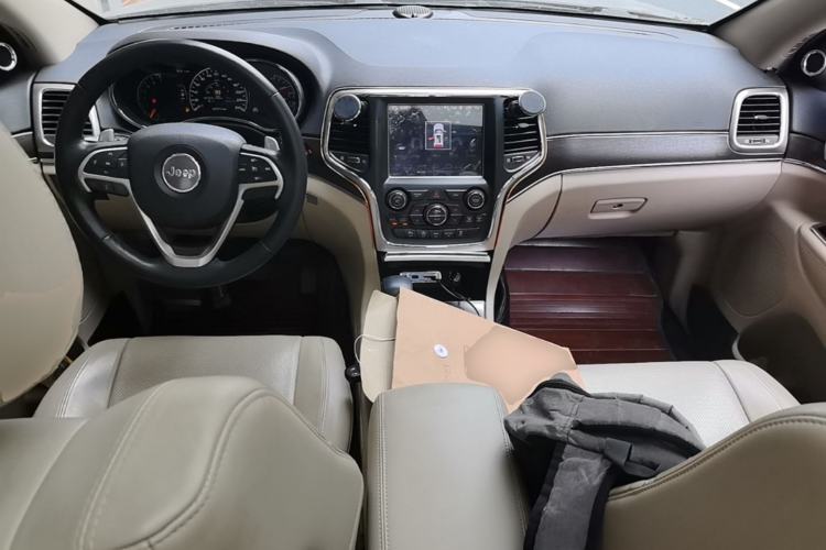 Used Jeep Grand Cherokee 2017 3.6L Elite Navigation Edition Center Console