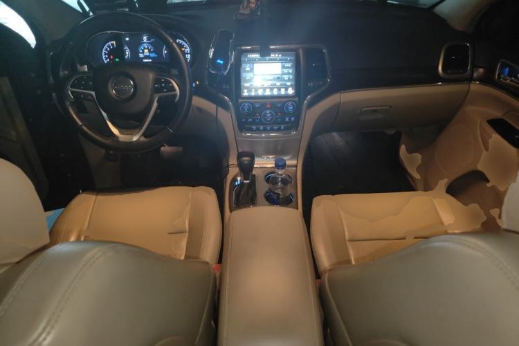 Used Jeep Grand Cherokee  Center Console