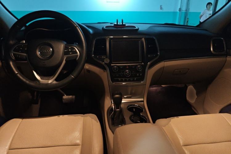 Used Jeep Grand Cherokee 2017 3.0L Comfort Navigation Edition Center Console