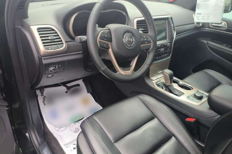 Used Jeep Grand Cherokee 2017 3.0L Comfort Navigation Edition Center Console