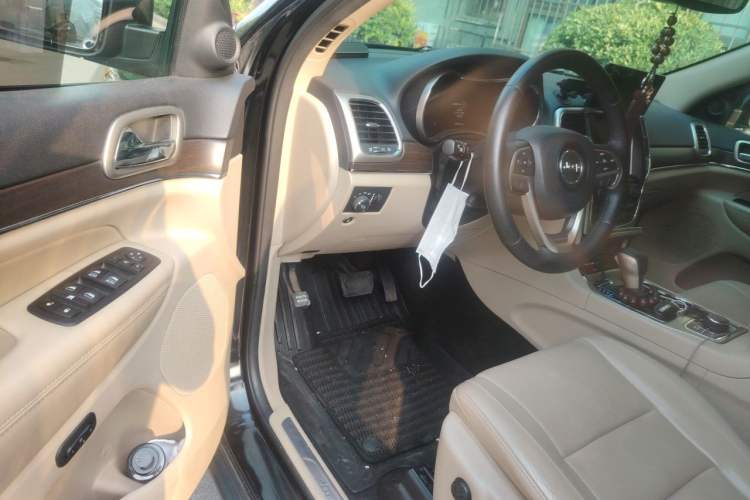 Used Jeep Grand Cherokee 2017 3.6L Luxury Navigation Edition Driver Seat